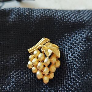 Crown Trifari Brushed Goldtone Grape Cluster Pin Brooch Vintage
